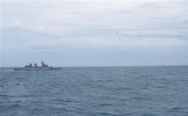 Luyện tập vận động đội hình với 2 tàu Hải quân Ấn Độ. Ảnh: TTXVN