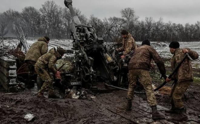 Ukraine khai hỏa lựu pháo M777 ở khu vực Donetsk. Ảnh: Reuters