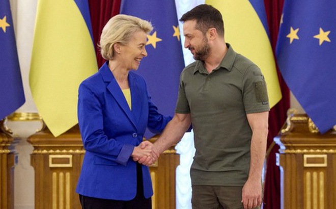 Chủ tịch Ủy ban châu Âu Ursula von der Leyen (trái) và Tổng thống Ukraine Volodymyr Zelensky - Ảnh: Reuters