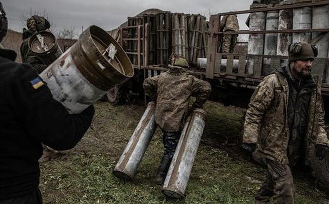 Pháo binh Ukraine chuẩn bị khai hỏa nhằm vào một kho đạn dược của Nga bên kia sông Dnieper, ở vùng Kherson phía Nam Ukraine. Ảnh: New York Time