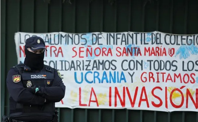 Một cảnh sát bảo vệ Đại sứ quán Ukraine ở Madrid. Ảnh: Reuters