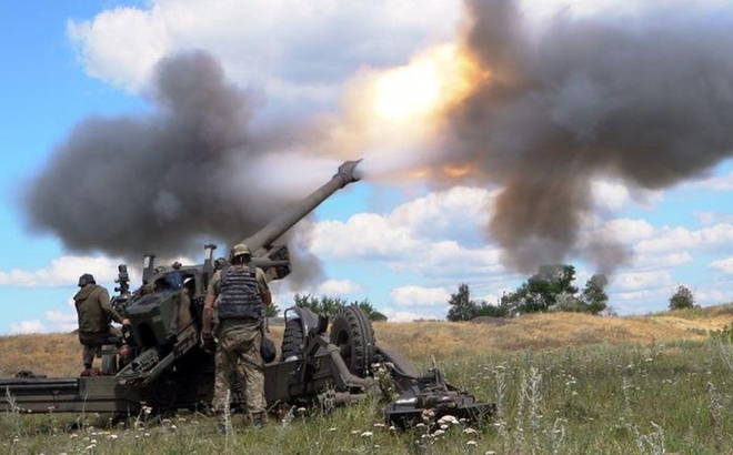 Binh sĩ Ukraine bắn pháo kéo ở vùng Donbass tháng 7/2022. Ảnh: Getty Images
