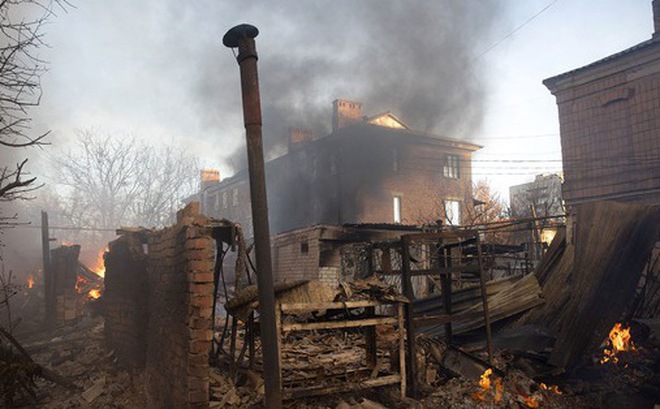 Một tòa nhà bốc cháy sau đợt pháo kích ở Bakhmut, vùng Donetsk, ngày 4-12 - Ảnh: AFP