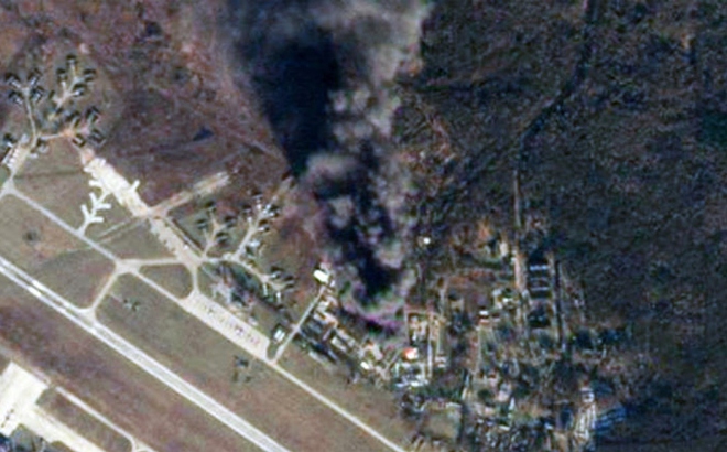 Hình ảnh vệ tinh cho thấy khói đen bốc lên từ Căn cứ Không quân Khalino của Nga. Ảnh: Planet Labs