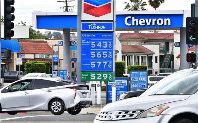 Giá xăng được niêm yết tại trạm xăng ở Alhambra, California, Mỹ. Ảnh: AFP/TTXVN