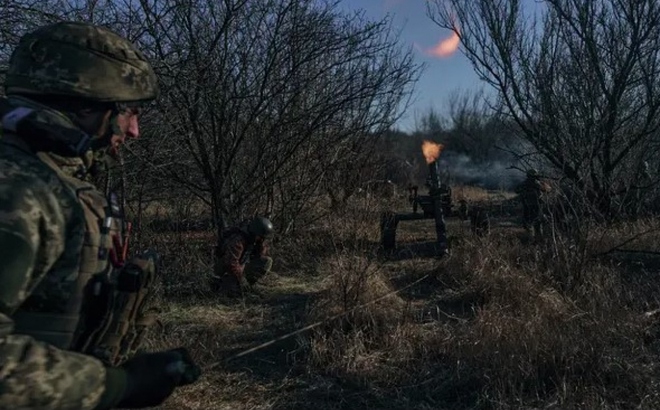 Binh lính Ukraine khai hỏa tại khu vực Donetsk. Ảnh: AP