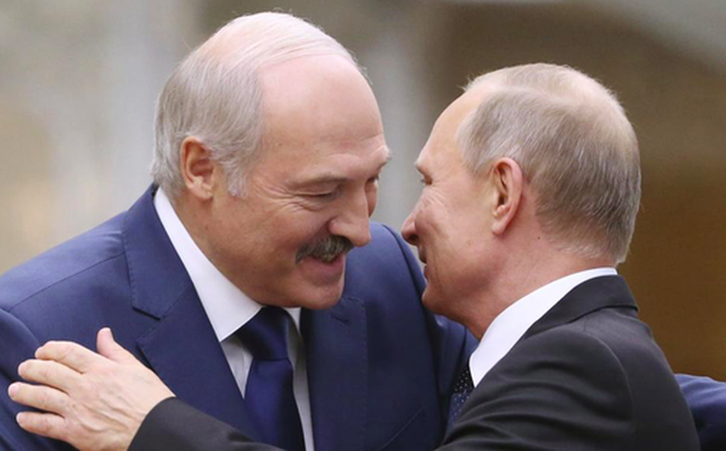 Tổng thống Nga Vladimir Putin và người đồng cấp Belarus Alexander Lukashenko. (Ảnh: AP)