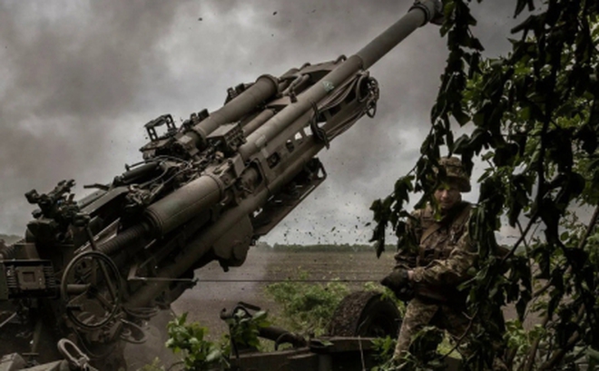 Khẩu pháo M777, do Mỹ sản xuất, tại vị trí bắn ở Donetsk, miền đông Ukraine, hồi tháng 5. (Ảnh: NY Times)