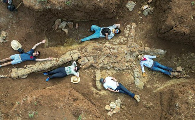 Các nhà khảo cổ học bên bộ xương hóa thạch.