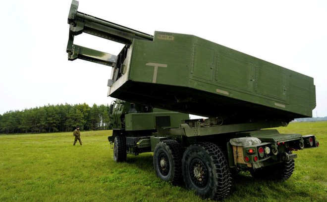 Hệ thống tên lửa pháo binh cơ động cao M142 (HIMARS) tham gia cuộc tập trận quân sự gần Liepaja, Latvia ngày 26-9 - Ảnh: REUTERS