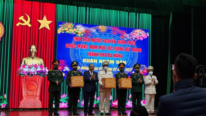 Chủ tịch nước Nguyễn Xuân Phúc chúc Tết lực lượng vũ trang tại Đà Nẵng - Ảnh 2.