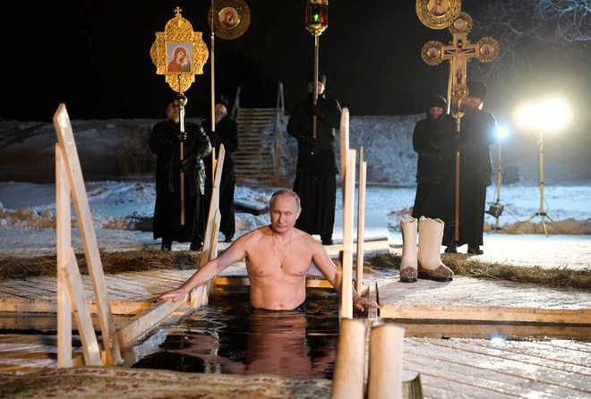 Năm mới cũ và tục tắm băng Hiển linh ở nước Nga - Ảnh 2.