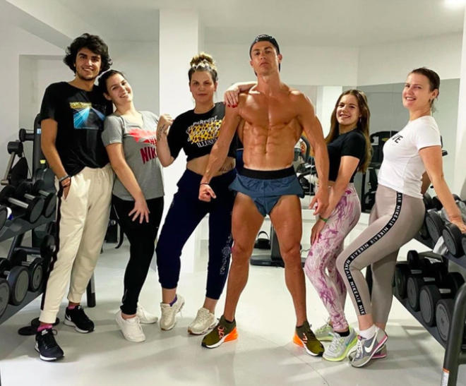 Chị g&aacute;i Ronaldo phải đ&oacute;ng cửa h&agrave;ng thời trang cuối c&ugrave;ng của em trai ở h&ograve;n đảo qu&ecirc; nh&agrave; - Ảnh 2.