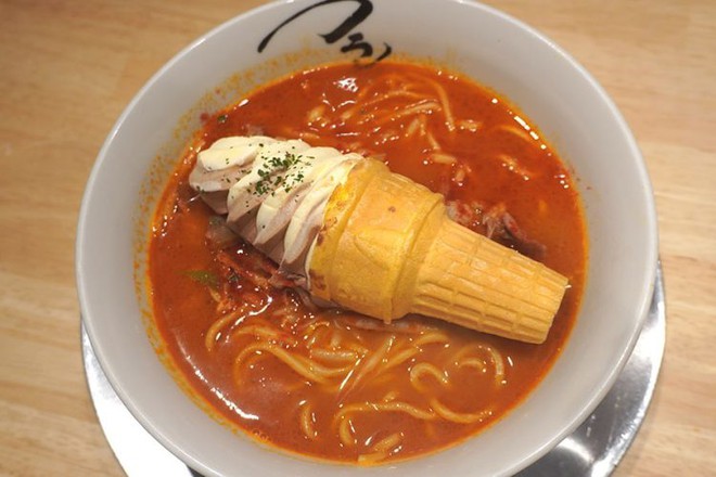 Độc đáo món mì ramen truyền thống của Nhật Bản ăn cùng với kem - Ảnh 1.
