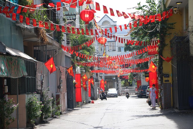 Mùng 1 Tết là ngày đầu tiên trong năm, một ngày trọng đại của cả nước. Chúng tôi xin gửi đến bạn những hình ảnh giản đơn, chân thật nhưng không kém phần đẹp mắt của ngày đặc biệt này.