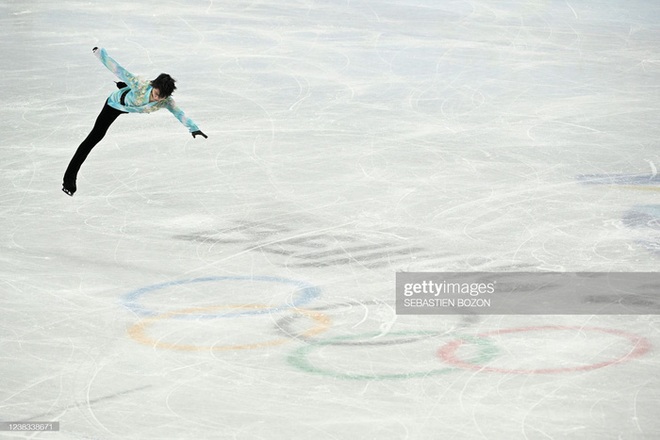 Đứng lên sau cú ngã, Yuzuru Hanyu tạm vươn lên vị trí đầu bảng nội dung trượt băng đơn nam Olympic Bắc Kinh 2022 - Ảnh 1.