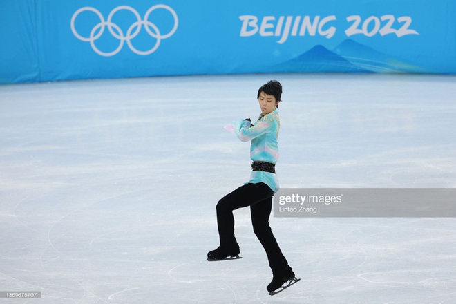 Đứng lên sau cú ngã, Yuzuru Hanyu tạm vươn lên vị trí đầu bảng nội dung trượt băng đơn nam Olympic Bắc Kinh 2022 - Ảnh 2.