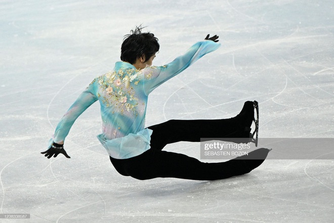 Đứng lên sau cú ngã, Yuzuru Hanyu tạm vươn lên vị trí đầu bảng nội dung trượt băng đơn nam Olympic Bắc Kinh 2022 - Ảnh 4.