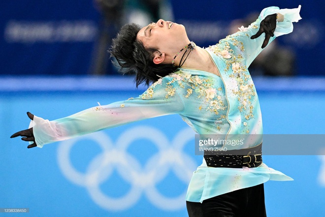 Đứng lên sau cú ngã, Yuzuru Hanyu tạm vươn lên vị trí đầu bảng nội dung trượt băng đơn nam Olympic Bắc Kinh 2022 - Ảnh 6.