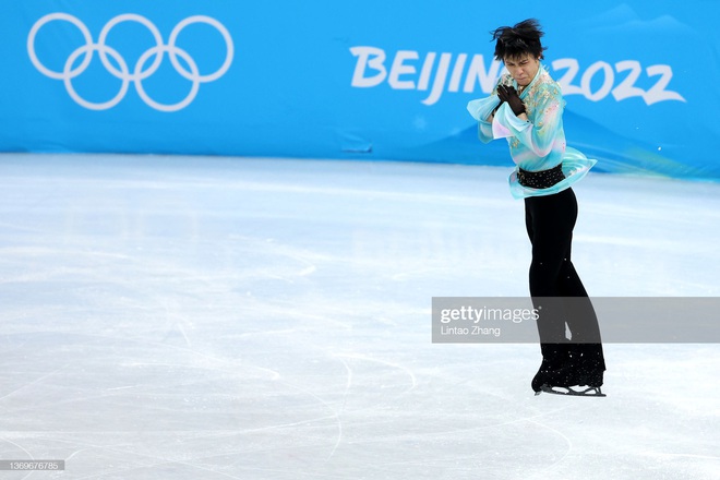 Đứng lên sau cú ngã, Yuzuru Hanyu tạm vươn lên vị trí đầu bảng nội dung trượt băng đơn nam Olympic Bắc Kinh 2022 - Ảnh 7.