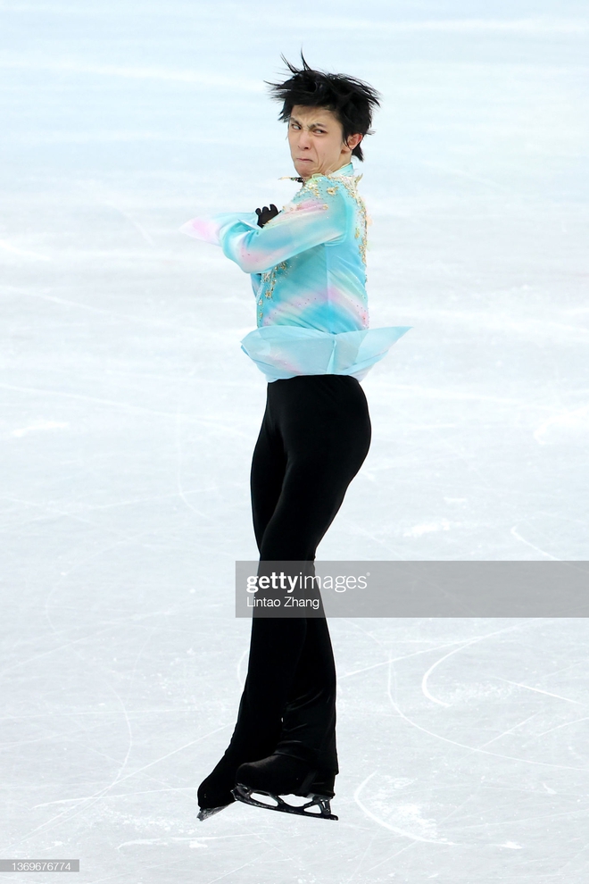 Đứng lên sau cú ngã, Yuzuru Hanyu tạm vươn lên vị trí đầu bảng nội dung trượt băng đơn nam Olympic Bắc Kinh 2022 - Ảnh 8.