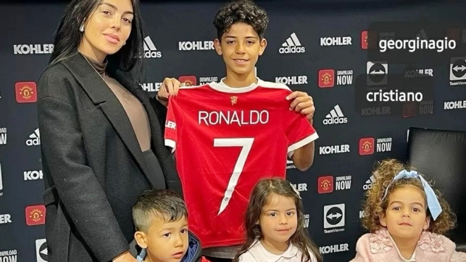 Con trai Ronaldo ký hợp đồng với MU, được trao áo số 7 - Ảnh 1.