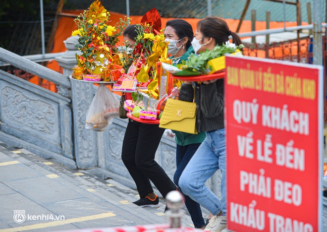  Ảnh: Hàng nghìn người mang núi tiền vàng đến ngôi đền 1000 năm ở Bắc Ninh dâng lễ, xin lộc đầu năm - Ảnh 11.