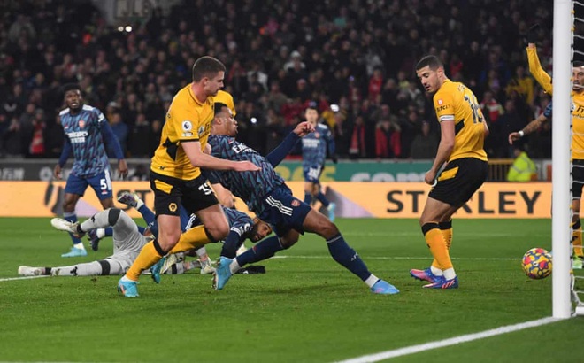 Gabriel Magalhaes ghi bàn duy nhất giúp Arsenal thắng Wolves 1-0. (Ảnh: Getty)