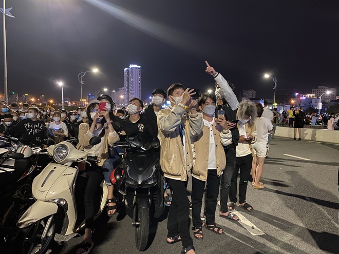 Sự kiện vừa tái xuất ở Đà Nẵng khiến người dân, du khách ùn ùn đến xem trực tiếp - Ảnh 3.