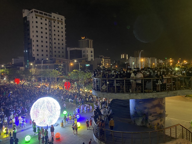 Sự kiện vừa tái xuất ở Đà Nẵng khiến người dân, du khách ùn ùn đến xem trực tiếp - Ảnh 2.