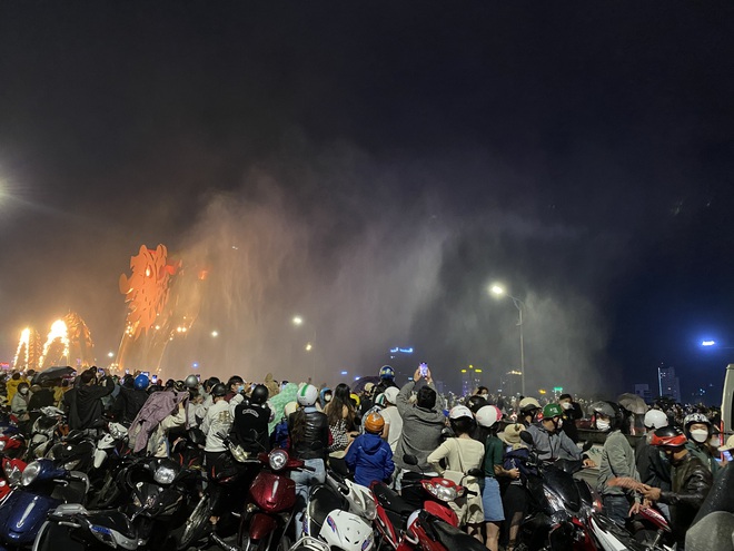 Sự kiện vừa tái xuất ở Đà Nẵng khiến người dân, du khách ùn ùn đến xem trực tiếp - Ảnh 9.