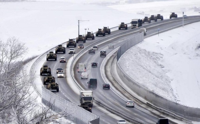 Đoàn xe thiết giáp của Nga di chuyển trên cao tốc ở Crimea ngày 18/1/2022. Ảnh: AP