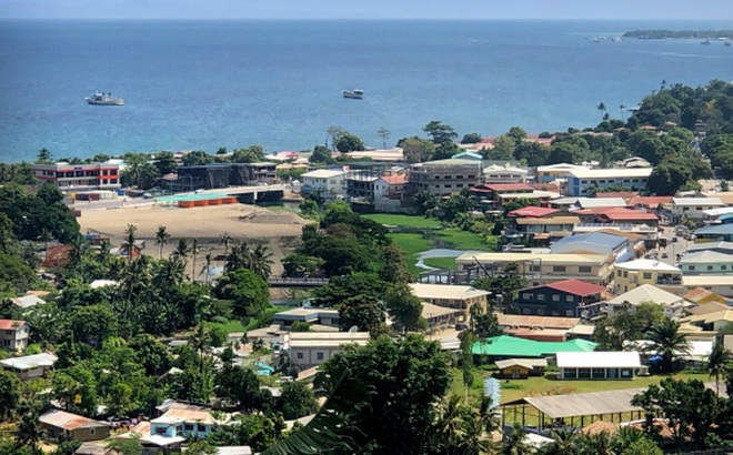 Tàu cập cảng ngoài khơi ở Honiara, thủ phủ của Quần đảo Solomon. Ảnh: AP
