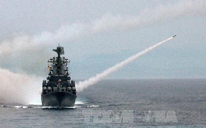 Tàu tuần dương thuộc Hạm đội Biển Đen của Nga bắn tên lửa trong một cuộc tập trận. Ảnh tư liệu: THX/TTXVN