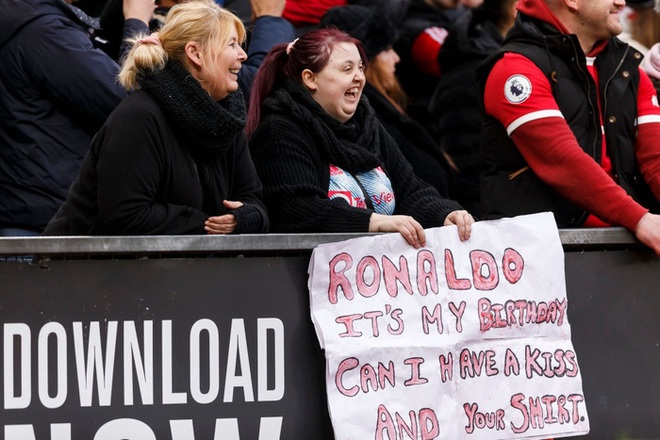 Nhân dịp sinh nhật, fan nữ yêu cầu Ronaldo làm 1 việc có thể khiến Georgina sôi máu - Ảnh 1.