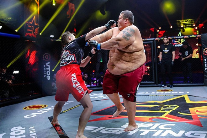 Trận đấu khó tin giữa nam võ sĩ 240kg và nữ tay đấm chỉ 50kg - Ảnh 3.