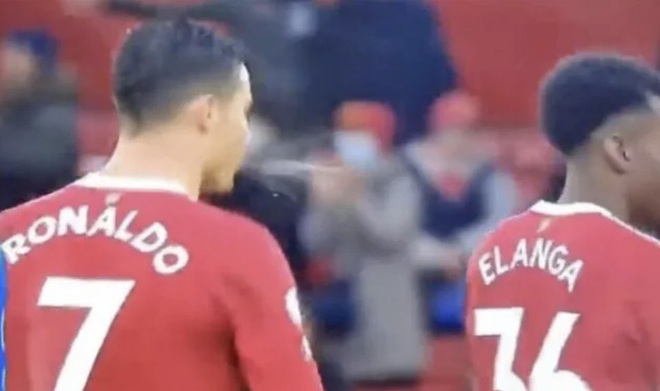 Ronaldo làm điều mất vệ sinh với đàn em sau trận hòa thất vọng của MU trước Southampton - Ảnh 2.