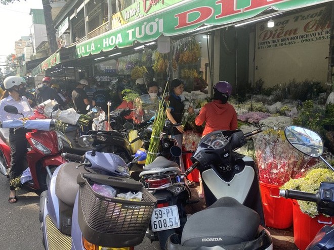  Giá hoa hồng tăng chóng mặt trước ngày Lễ tình nhân  - Ảnh 2.