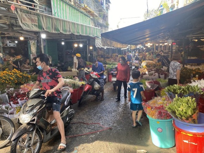  Giá hoa hồng tăng chóng mặt trước ngày Lễ tình nhân  - Ảnh 3.