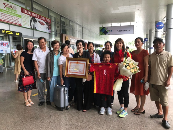 Tuyển nữ Việt Nam trở về với vòng tay yêu thương của gia đình sau 2 tháng xa nhà - Ảnh 3.