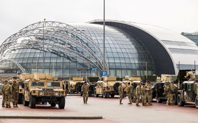 Lực lượng quân sự Mỹ tại sân bay Rzeszow - Jasionka ở Ba Lan hôm 9-2 Ảnh: REUTERS