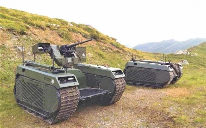 Nền tảng THeMIS (phải) và THeMIS được gắn mô-đun chiến đấu R400S - Mk2-HD (trái); Nguồn: topwar.ru