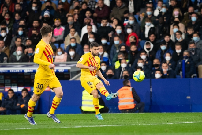 Barca hòa Espanyol trong trận cầu có 3 thẻ đỏ - Ảnh 2.