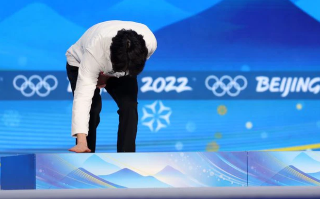 VĐV Hàn Quốc gây tranh cãi dữ dội khi lấy tay lau bục nhận giải tại Olympic Bắc Kinh, nhận về hàng nghìn bình luận ác ý - Ảnh 1.
