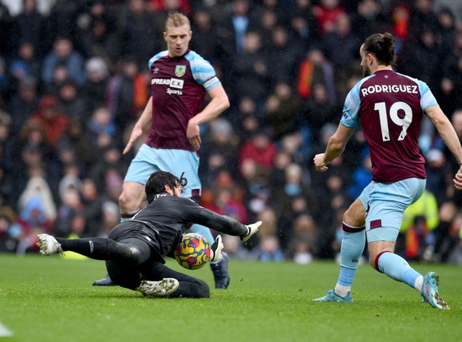 Cái tên bất ngờ lập công, Liverpool chật vật giành 3 điểm để bám đuổi Man City - Ảnh 3.