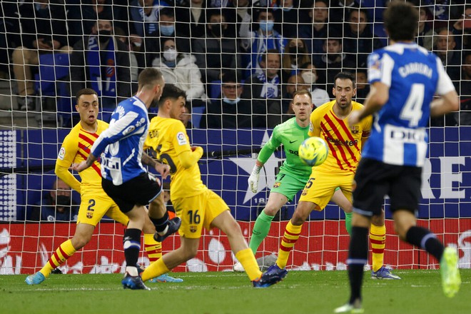 Barca hòa Espanyol trong trận cầu có 3 thẻ đỏ - Ảnh 5.