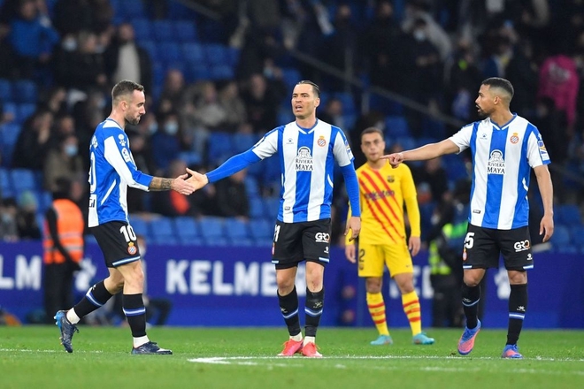 Barca hòa Espanyol trong trận cầu có 3 thẻ đỏ - Ảnh 10.