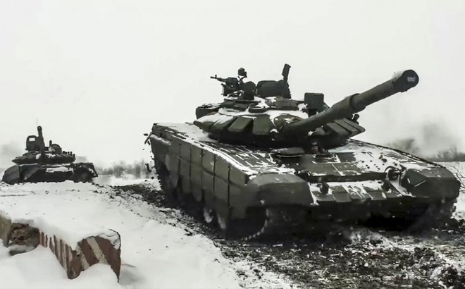 Một xe tăng Nga lăn bánh trong cuộc tập trận quân sự tại một thao trường ở vùng Rostov, Nga. Ảnh: AP.