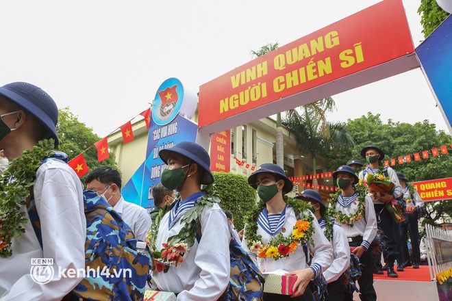 Người thân bịn rịn tiễn thanh niên TP.HCM lên đường nhập ngũ: Con đi 2 năm, tôi nhớ nó lắm! - Ảnh 11.