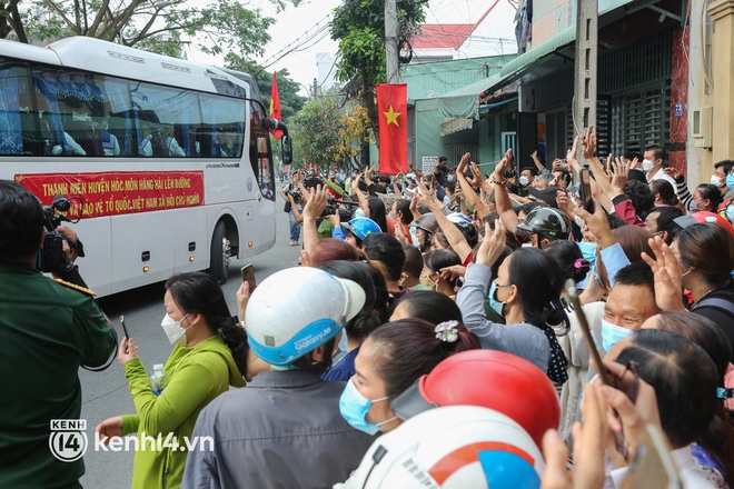 Người thân bịn rịn tiễn thanh niên TP.HCM lên đường nhập ngũ: Con đi 2 năm, tôi nhớ nó lắm! - Ảnh 13.